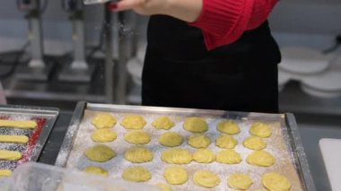 Profiterol üretimi süreci. Pasta poşetindeki hamur işlerini sıkıyorum. Kapatın. Yüksek kalite 4k görüntü