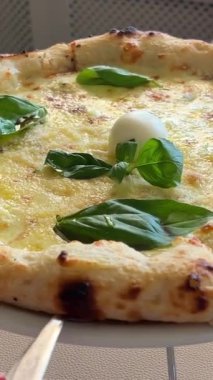 Lezzetli elastik peynirli bir dilim taze pişmiş pizza aldım. Siyah arka planda fırında pişirilmiş lezzetli İtalyan pizzası. Peynirli pizza