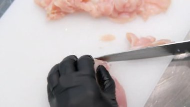 Kadın cam bir tabakta patates katmanına tavuk eti koyar. Evde yemek pişirmek. tavuklu patates graten.