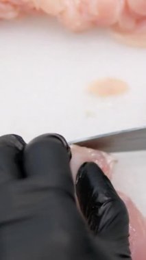 Kadın cam bir tabakta patates katmanına tavuk eti koyar. Evde yemek pişirmek. tavuklu patates graten.