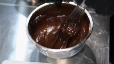 Kaşık kapaklı çikolatalı krema. Kakao pudingi. Pasta kapağı. Tatlı hazırlığı. Yüksek kalite 4K görüntü. çikolata karışımı