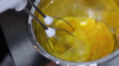 Çikolata şekeri pişirmek, küflere dökmek, süreç. Çikolata şekerleme yapma işlemi. Malzemeleri adım adım karıştır. Yüksek kalite 4k görüntü