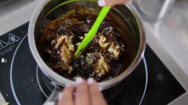 Çikolata şekeri pişirmek, küflere dökmek, süreç. Çikolata şekerleme yapma işlemi. Malzemeleri adım adım karıştır. Yüksek kalite 4k görüntü