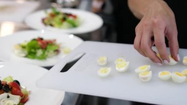 Tavuklu salata, domates, zeytin, marul, bıldırcın yumurtası ve zeytinyağı. Kirazlı domates ve bıldırcın yumurtası salatasını adım adım yapmayı. Sahne arkasındaki restoran açık büfe ana yemek pişirme.