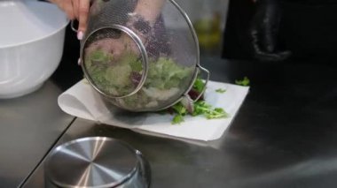 Marulları kağıt havluyla süpür. Kağıt havluda yıkanmış marul yaprakları kurutmak. Yüksek kalite 4k görüntü