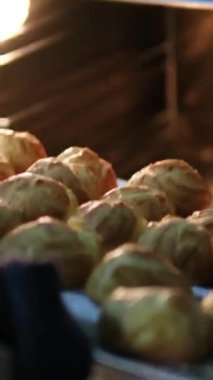 Şekerlemecinin muhallebi ile doldurmak için hazırladığı profiteroller bir tabağa konur. Bir şekerlemecinin kadın elleri eklerlerle başlar. Yüksek kalite 4k görüntü