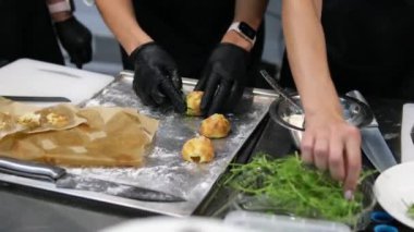 Peynir kremalı profiteroller ve mikroyeşillikler. Yeni yıl için somon köpüklü tartlar, karides ve salatalık. Tonlama. Tarif adım adım