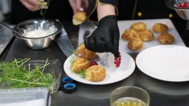 Peynir kremalı profiteroller ve mikroyeşillikler. Yeni yıl için somon köpüklü tartlar, karides ve salatalık. Tonlama. Tarif adım adım