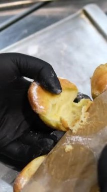 Kırık profiterol. Profiterol pişirme başarısız oldu. Parşömen kağıdındaki profiterolü soy.