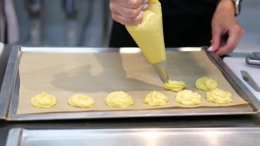 Peynir kremalı profiteroller ve mikroyeşillikler. Yeni yıl için somon köpüklü tartlar, karides ve salatalık. Tonlama. Tarif adım adım