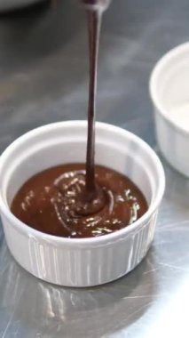 Çikolata şekeri pişirmek, küflere dökmek, süreç. Çikolata şekerleme yapma işlemi. Malzemeleri adım adım karıştır. Yüksek kalite 4k görüntü