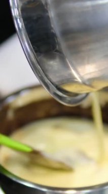 Çikolata şekeri pişirmek, küflere dökmek, süreç. Çikolata şekerleme yapma işlemi. Malzemeleri adım adım karıştır. Yüksek kalite 4k görüntü