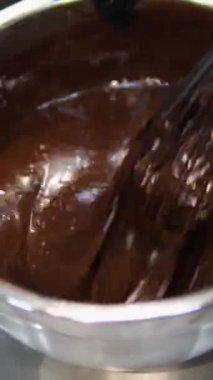 Kaşık kapaklı çikolatalı krema. Kakao pudingi. Pasta kapağı. Tatlı hazırlığı. Yüksek kalite 4K görüntü. çikolata karışımı