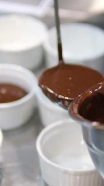 Çikolata şekeri pişirmek, küflere dökmek, süreç. Çikolata şekerleme yapma işlemi. Malzemeleri adım adım karıştır. Yüksek kalite 4k görüntü