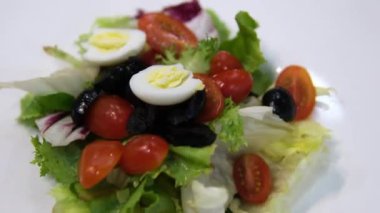 Tavuklu salata, domates, zeytin, marul, bıldırcın yumurtası ve zeytinyağı. Kirazlı domates ve bıldırcın yumurtası salatasını adım adım yapmayı. Sahne arkasındaki restoran açık büfe ana yemek pişirme.