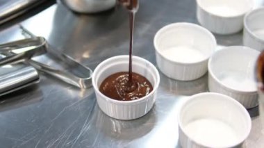 Çikolata şekeri pişirmek, küflere dökmek, süreç. Çikolata şekerleme yapma işlemi. Malzemeleri adım adım karıştır. Yüksek kalite 4k görüntü