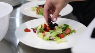 Tavuklu salata, domates, zeytin, marul, bıldırcın yumurtası ve zeytinyağı. Kirazlı domates ve bıldırcın yumurtası salatasını adım adım yapmayı. Sahne arkasındaki restoran açık büfe ana yemek pişirme.