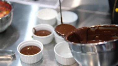 Çikolata şekeri pişirmek, küflere dökmek, süreç. Çikolata şekerleme yapma işlemi. Malzemeleri adım adım karıştır. Yüksek kalite 4k görüntü