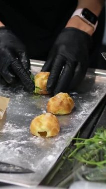 Peynir kremalı profiteroller ve mikroyeşillikler. Yeni yıl için somon köpüklü tartlar, karides ve salatalık. Tonlama. Tarif adım adım