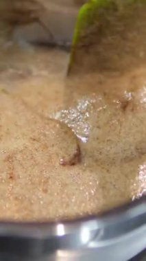 Çikolata şekeri pişirmek, küflere dökmek, süreç. Çikolata şekerleme yapma işlemi. Malzemeleri adım adım karıştır. Yüksek kalite 4k görüntü