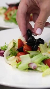 Tavuklu salata, domates, zeytin, marul, bıldırcın yumurtası ve zeytinyağı. Kirazlı domates ve bıldırcın yumurtası salatasını adım adım yapmayı. Sahne arkasındaki restoran açık büfe ana yemek pişirme.