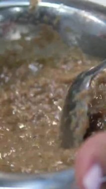Ton balığı ve zeytinyağı sosu yap. Salata soslu ton balığı konservesi zeytinyağına sarımsak ve tuzla karıştırılır, bir kaseye karıştırılır ve salatanın üzerine dökülür. Yüksek kalite 4k görüntü