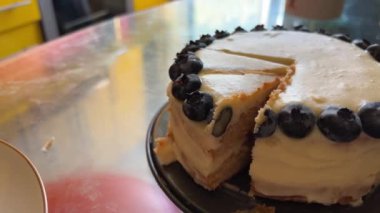 Şekerci kadın pastaya krema döküyor. Pasta poşeti kullanıyor, yakından bakıyor. Pasta şefi ev yapımı kek pişiriyor. Pişirme, pişirme, pişirme, ev yemeği. Yüksek kalite 4k görüntü