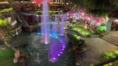 Asya 'nın Parlayan Çardağı. Rahatlamak için sokak restoranında akşam yemeği. Yüksek kalite 4k görüntü