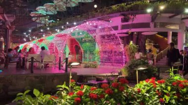 Asya restoranındakiler parlayan çelenklerden tünel kazıyorlar. Yüksek kalite 4k görüntü