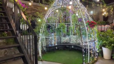 Asya 'nın Parlayan Çardağı. Rahatlamak için sokak restoranında akşam yemeği. Yüksek kalite 4k görüntü