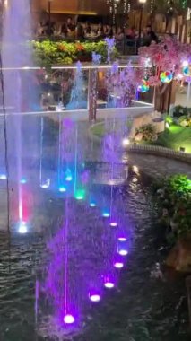 Asya 'nın Parlayan Çardağı. Rahatlamak için sokak restoranında akşam yemeği. Yüksek kalite 4k görüntü