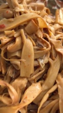 İki bambu filizinin 4K videosu beyaz bir arkaplana döndü. Genç bambu tabağı