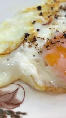 Tavuklu tavuklu yumurta kızartılır, yağda yumurta pişirilir. Makro, kızarmış yumurta kahvaltısı, seçici odaklanma. Panelde çırpılmış yumurta. Proteinle birlikte hafif bir kahvaltı. 4k 