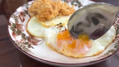 Vietnam 'da öğle yemeğinde kızarmış yumurta ve kuru et. Yüksek kalite 4k görüntü