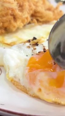 Vietnam 'da öğle yemeğinde kızarmış yumurta ve kuru et. Yüksek kalite 4k görüntü