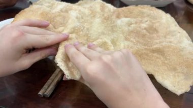 Vietnam cipsleri kuru domuz derisi Vietnam. Vietnam 'ın sokak tarafındaki restoranda asılı egzotik yiyecekler. Köpek, domuz, domuz ve geyik yerler.