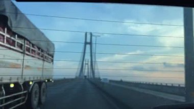 Phu Sabah Köprüsü 'nde. Bu en büyük kablo, Vietnam 'ın Ho Chi Minh şehrinde ekonomik kalkınmayı desteklemek için Saygon Nehri' ni geçerek köprü olarak kaldı. Ho Chi Minh Köprüsü