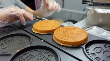 Vietnam 'da çok büyük lokma kızartıyorlar. Vietnam sokak yemekleri.