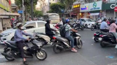 Vietnam Ho Chi Minh Şehri 'nde trafik sıkışık. Vietnam' da birçok insan motosiklet kullanıyor. Motosiklet trafiği yoğun. Yüksek kalite 4k görüntü