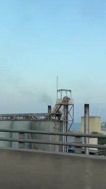 Phu Sabah Köprüsü 'nde. Bu en büyük kablo, Vietnam 'ın Ho Chi Minh şehrinde ekonomik kalkınmayı desteklemek için Saygon Nehri' ni geçerek köprü olarak kaldı. Ho Chi Minh Köprüsü