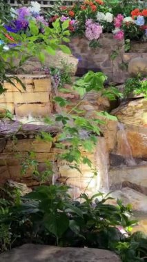 Yapay şelale, tapınakta çeşitli boyutlardaki taşlardan yapılmış yapay şelale. Her kata su döküldüğünde katmanlar halinde çimentoyla bağlanır.. 