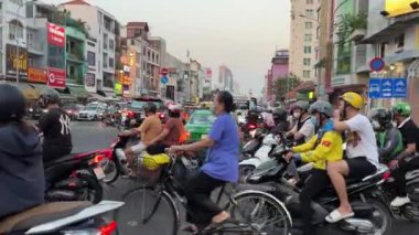 Vietnam Ho Chi Minh Şehri 'nde trafik sıkışık. Vietnam' da birçok insan motosiklet kullanıyor. Motosiklet trafiği yoğun. Yüksek kalite 4k görüntü