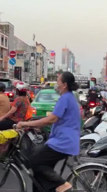 Vietnam Ho Chi Minh Şehri 'nde trafik sıkışık. Vietnam' da birçok insan motosiklet kullanıyor. Motosiklet trafiği yoğun. Yüksek kalite 4k görüntü