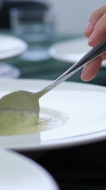 Beyaz izole edilmiş arka planda bir kasede patates çorbası. Tonlama. sebze kremalı çorba. Yüksek kalite 4k görüntü