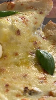 Akıllı telefonu tutan ve masanın üstünde pizza resmi çeken bir insan eli. Telefonla pizza yiyormuş. Telefondaki çekim süreci, akıllı telefondan restoran için içerik oluşturma..
