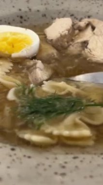 Kırsal ahşap arka planda ev yapımı sebze çorbası. Yüksek kalite 4k görüntü