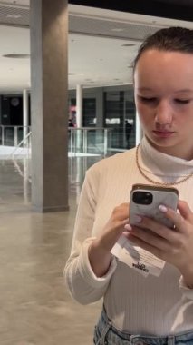 Şirin ticari şirket temsilcisi kadın model esmer büyük bina lobisinde gülümsüyor. Yüksek kalite 4k görüntü