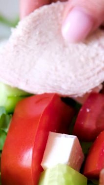 Kızarmış tavuk, mavi peynir, çilek ve cevizli lezzetli salata. Tabağın sunumu. Dönüyor ve kamerayı hareket ettiriyor. Malzeme ekleme, dekorasyon. Salataya et ekle