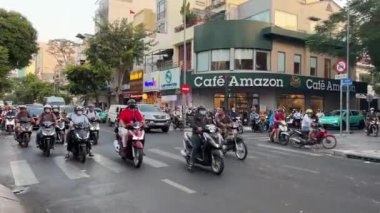 Vietnam Ho Chi Minh Şehri 'nde trafik sıkışık. Vietnam' da birçok insan motosiklet kullanıyor. Motosiklet trafiği yoğun. Ho Chi Minh Şehri Vietnam 07.30. 2024 