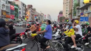 Vietnam Ho Chi Minh Şehri 'nde trafik sıkışık. Vietnam' da birçok insan motosiklet kullanıyor. Motosiklet trafiği yoğun. Ho Chi Minh Şehri Vietnam 07.30. 2024 